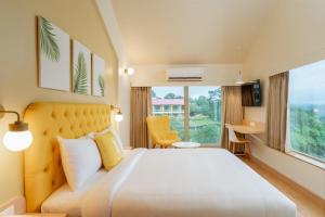 Bloom Hotel - Lonavala Khandala客房内的一张或多张床位