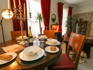 una mesa de comedor con platos de comida. en Harbour Retreat, en Weymouth