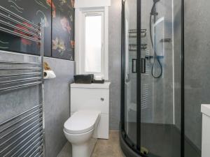 Un baño con inodoro y ducha de cristal. en Harbour Retreat, en Weymouth 28 fotos más