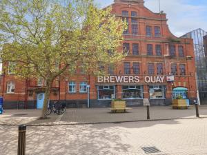 un edificio de ladrillo rojo con una cervecería sólo firma en él en Harbour Retreat, en Weymouth