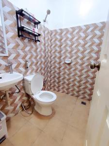 Ein Badezimmer in der Unterkunft SNOW Studio Apartment - Near Clark International Airport