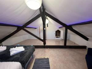 an attic room with two beds and a purple ceiling at Escapada amarela SPA et détente in Mariquiteira
