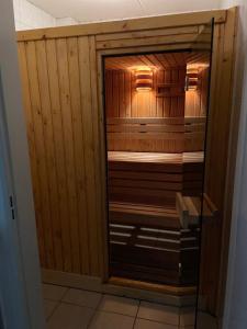 a sauna in a room with a wooden wall at Carpe Diem met bar biljart en sauna in Lochem