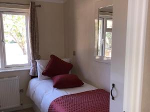 Ένα ή περισσότερα κρεβάτια σε δωμάτιο στο 4 Bedroom Luxury Lodge Retreat in Lymington