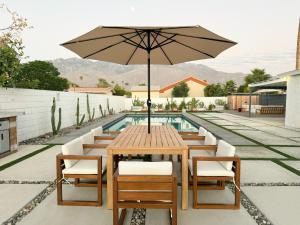 Patio nebo venkovní prostory v ubytování Luminous Villa with pool, bbq and mountain views