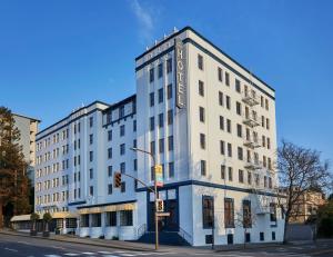 伯克利Graduate by Hilton Berkeley的街角的一栋白色建筑