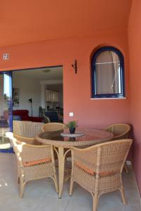 jadalnia ze stołem i krzesłami w obiekcie Villa Meloneras - Exclusive Chill Out w mieście San Bartolomé