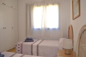 sypialnia z łóżkiem i oknem w obiekcie Villa Meloneras - Exclusive Chill Out w mieście San Bartolomé +21 zdjęć