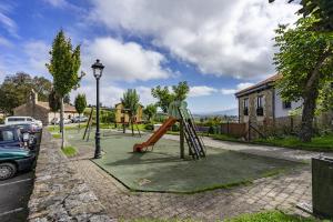 einen Spielplatz auf einer Straße mit Rutsche in der Unterkunft La Casuca, entre Mar y Montaña in Udias