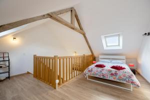 Ένα ή περισσότερα κρεβάτια σε δωμάτιο στο La Maison du Puits Merpault - Avec jardin