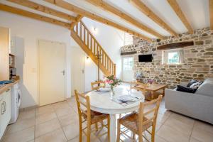 Η κουζίνα ή μικρή κουζίνα στο La Maison du Puits Merpault - Avec jardin +4 φωτογραφίες