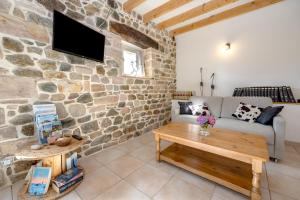 Μια τηλεόραση ή/και κέντρο ψυχαγωγίας στο La Maison du Puits Merpault - Avec jardin