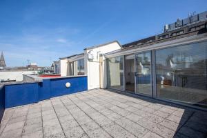 ダブリンにあるGrafton Street District Apartmentsの青い壁の家