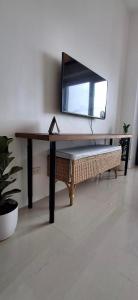 un bureau avec un miroir et un banc en dessous dans l'établissement Hideouts & Hangouts, à Manille 5 autres photos