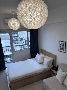 une chambre avec un lit et deux lustres dans l'établissement Hideouts & Hangouts, à Manille