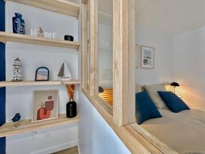 Ένα ή περισσότερα κρεβάτια σε δωμάτιο στο Appartement rénové et Modern proche Saint-Malo