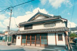 un vecchio edificio sul lato di una strada di 篠山城下町ゲストハウス quolo a Tamba-sasayama