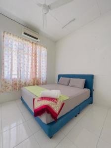 Кровать или кровати в номере Homestay Giant Kangar