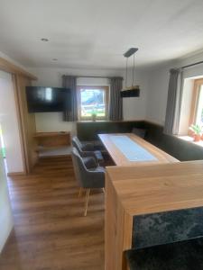 Televízia a/alebo spoločenská miestnosť v ubytovaní Ferienwohnung Klingspitz
