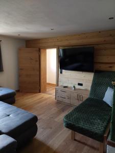 Televízia a/alebo spoločenská miestnosť v ubytovaní Ferienwohnung Klingspitz + 4 fotografie