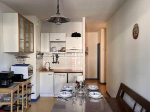 コトレにあるAppartement à Cauterets - 5/6 pers., Terrasse, 30 m², Parking Proche - FR-1-234-158のキッチン(皿、グラス付) +10枚の写真