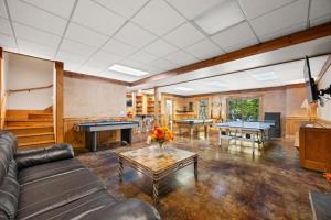 a living room with couches and ping pong tables at Big Sky Cabin in Nashville
