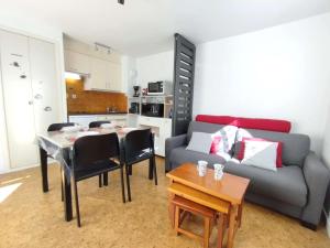 Kuchyňa alebo kuchynka v ubytovaní Charmant T2 à Saint-Lary-Soulan, 4 pers., balcon sud-ouest, parking, proche thermes - FR-1-457-322