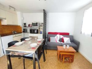 Kuchyňa alebo kuchynka v ubytovaní Charmant T2 à Saint-Lary-Soulan, 4 pers., balcon sud-ouest, parking, proche thermes - FR-1-457-322