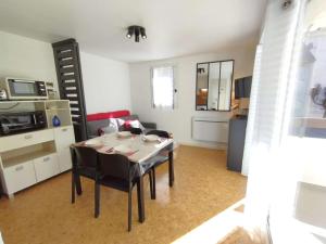 Kuchyňa alebo kuchynka v ubytovaní Charmant T2 à Saint-Lary-Soulan, 4 pers., balcon sud-ouest, parking, proche thermes - FR-1-457-322