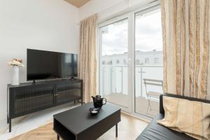 Μια τηλεόραση ή/και κέντρο ψυχαγωγίας στο Kartuska Stylish Apartment & Parking by Noclegi Renters