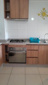 Kuchyň nebo kuchyňský kout v ubytování Esmeralda Apartment
