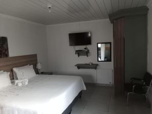 una camera da letto con un letto e una TV a parete di The View a Orkney