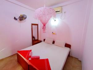 Postel nebo postele na pokoji v ubytování Pearl Deluna Resort Mirissa