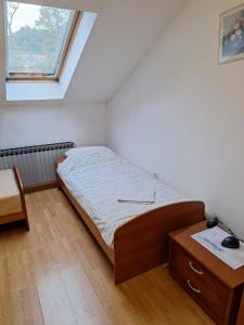 Postel nebo postele na pokoji v ubytování Mirna Noć - Dvosobna soba
