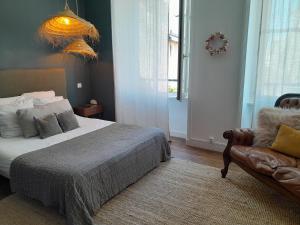 sypialnia z łóżkiem i kanapą w obiekcie PENINSULAR HOUSE w mieście Camaret-sur-Mer +9 zdjęć