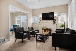 TV a/nebo společenská místnost v ubytování Entire Spacious Home Near DC