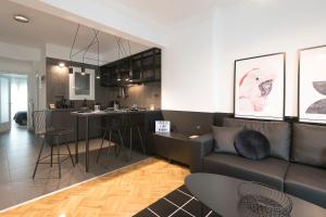 salon z kanapą i kuchnią w obiekcie Traveller`s Nest #FeelsLikeHome w Salonikach