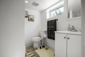 Koupelna v ubytování Entire Spacious Home Near DC + 42 fotografií