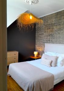 sypialnia z dużym białym łóżkiem i sufitem w obiekcie PENINSULAR HOUSE w mieście Camaret-sur-Mer