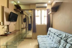 Μια τηλεόραση ή/και κέντρο ψυχαγωγίας στο Apartemen the suites metro by esti