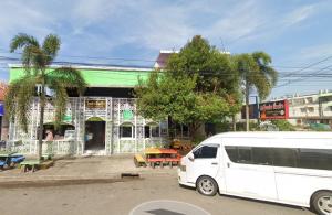 ハジャイにあるGarmin House 8PAX 3BR in Hatyai Townの建物の前に駐車された白いバン