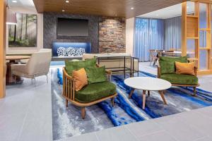 Un vestíbulo con dos sillas y una mesa. en Fairfield Inn & Suites by Marriott Memphis Collierville, en Collierville