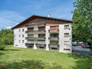 a building with balconies on the side of it at Appartement rénové 4 pers. au centre de Megève - Balcon, parking, TV, Wifi - FR-1-453-66 in Megève