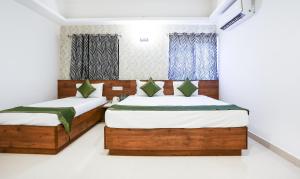 Treebo Comforts Inn, University Road Deralakatte客房内的一张或多张床位