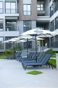 アクラにあるThe Diamond In City by WOW Property - Direct from developerの傘付きの椅子