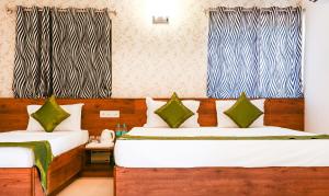 Treebo Comforts Inn, University Road Deralakatte客房内的一张或多张床位