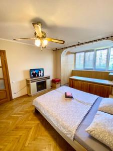 Postel nebo postele na pokoji v ubytování Апартаменти поруч з метро Лівобережна та МВЦ