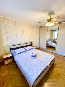 Postel nebo postele na pokoji v ubytování Апартаменти поруч з метро Лівобережна та МВЦ