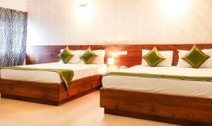 Treebo Comforts Inn, University Road Deralakatte客房内的一张或多张床位