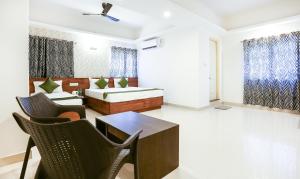 Treebo Comforts Inn, University Road Deralakatte的休息区
